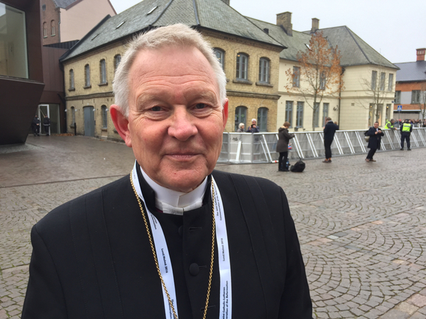 Anders Wejryd, ärkebiskop emeritus i Svenska kyrkan, ska också vara med i domkyrkan.
- En viktig dag, säger han också.
- Det som händer idag måste både katoliker och protestanter förhålla sig till hädanefter.