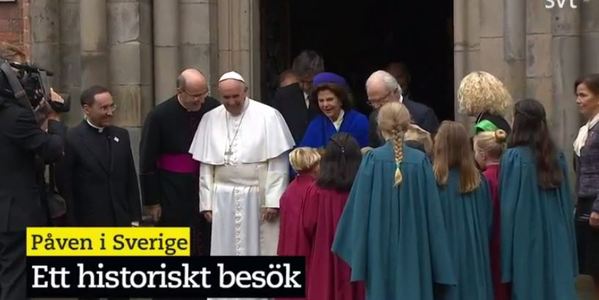 Nu har påven och kungaparet samtalat inne i Kungshuset och syns nu utanför igen tillsammans.