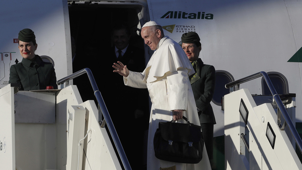 Såhär såg det ut tidigare i morse när påven gick ombord på det flygplan som nu tar honom till Sverige. Foto: TT / AP Photo / Alessandra Tarantino