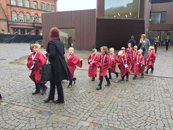 Körsångarna börjar gå in i kyrkan. Här kommer Lunds gosskör.