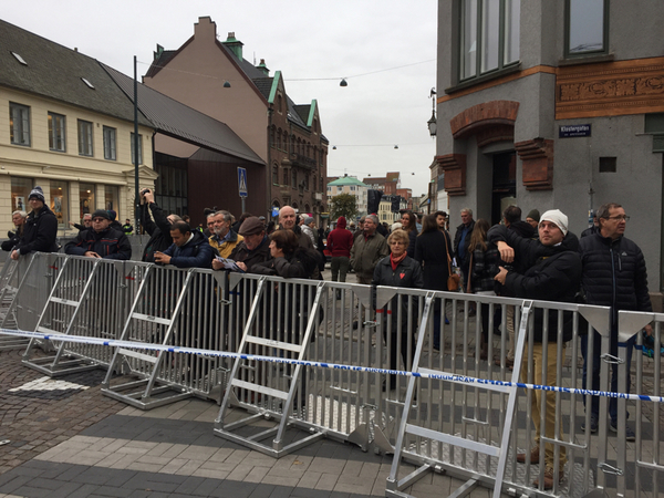 God förmiddag från Lund som laddar upp inför besöket. Det är inte jättemycket folk på plats än - men det har ändå börjat samlas folk runt avspärrningarna vid kyrkan.