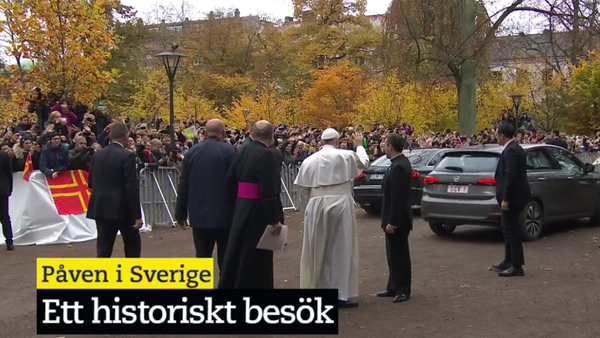Såhär såg det ut när påven anlände till Kungshuset i Lund för en liten stund sedan. Nu träffar han kungaparet för att sedan gå till domkyrkan där gudstjänsten inleds om ungefär en halvtimme.