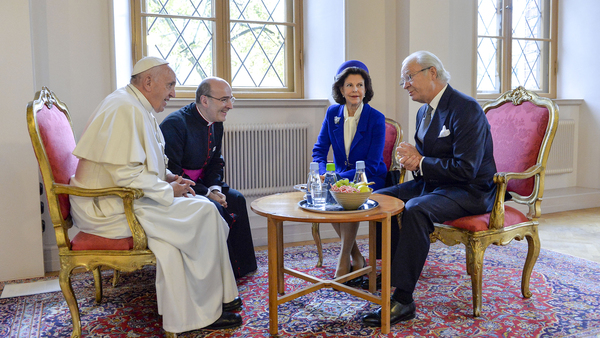 Påve Franciskus, tolken Georges Salas, drottning Silvia och Kung Carl Gustaf i Kungshuset i Lund. Foto:Jonas Ekströmer / TT