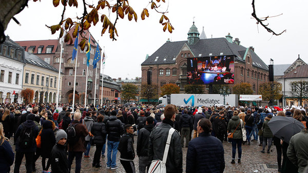 Åskådare följer den den ekumeniska mässan med påve Franciskus i Lunds domkyrka på en stobildsskärm på Stortorget i Lund. Foto: Drago Prvulovic / TT