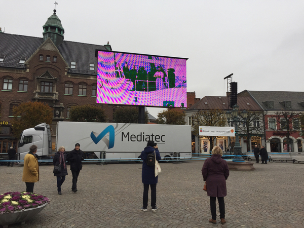 På Stortorget är storskärmen på plats. Här kan allmänheten så småningom följa gudstjänsten i domkyrkan. Men än så länge är det tomt här...