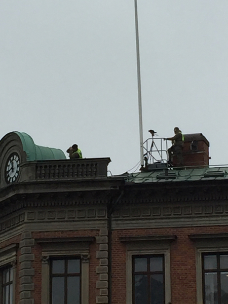 Säkerheten märks överallt här. Det vimlar av poliser - det är till och med poliser på taken vid domkyrkan