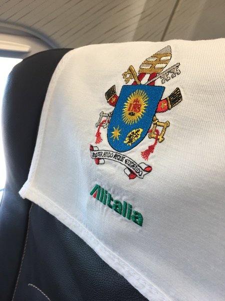 Att luta huvudet mot.