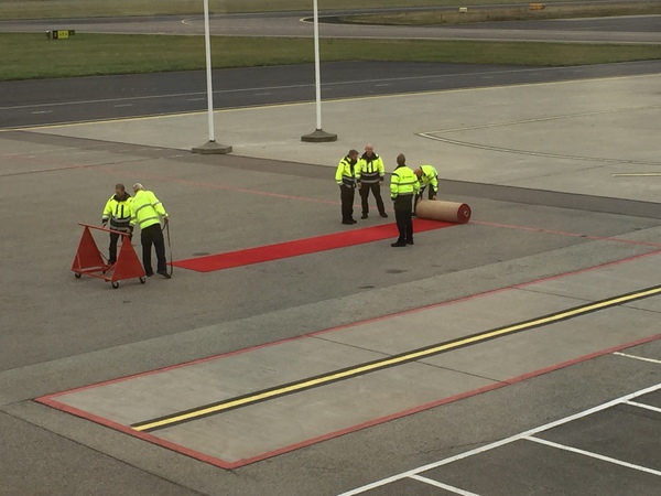 Samtidigt på flygplatsen rullas mattan in. Foto: Gunilla Fritze