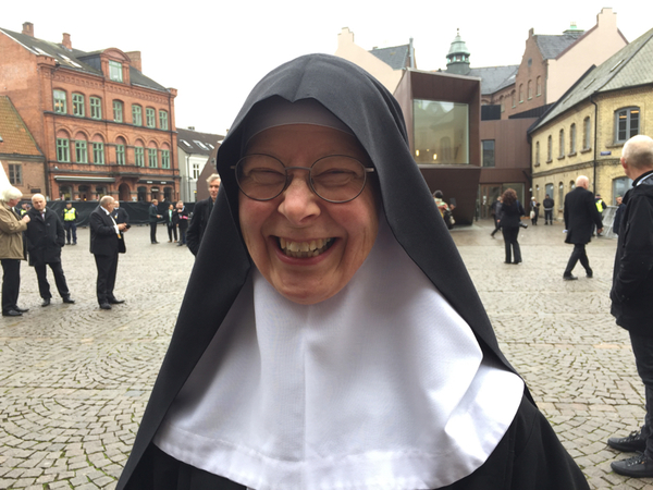 Gladast utanför domkyrkan var Moder Christa från Mariavalls kloster. 
- Det känns stort och spännande, säger hon. 
- Så som världen ser ut nu är det extra viktigt med försoning och enande.