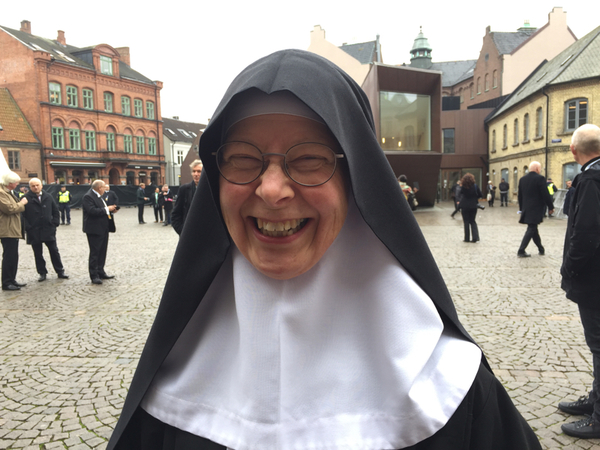 Gladast utanför domkyrkan var Moder Christa från Mariavalls kloster.
- Det känns stort och spännande, säger hon.
- Så som världen ser ut nu är det extra viktigt med försoning och enande.