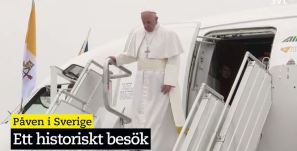 Påven är på svensk mark. Nu tar Stefan Löfven med flera emot påven på Malmö airport.