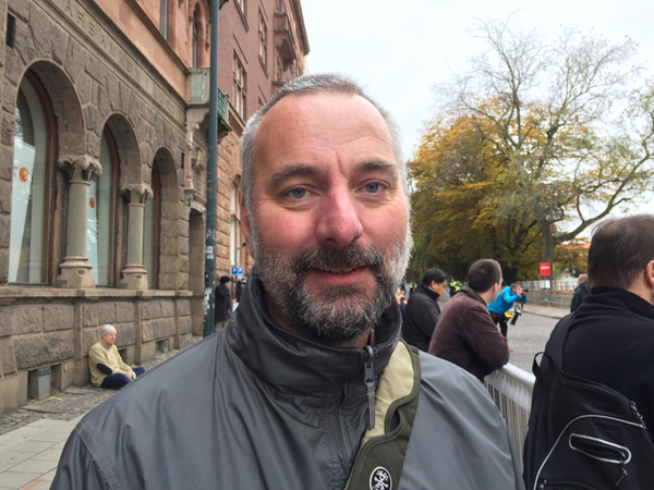 Martin Beyer har rest från Robertsfors i Västerbotten och har väntat framför domkyrkan sedan klockan 9.
- Det här är den viktigaste dagen i kyrkans historia, säger han.
- Påven är inte så viktig för mig. Det viktiga är att katoliker och protestanter firar gudstjänst ihop.