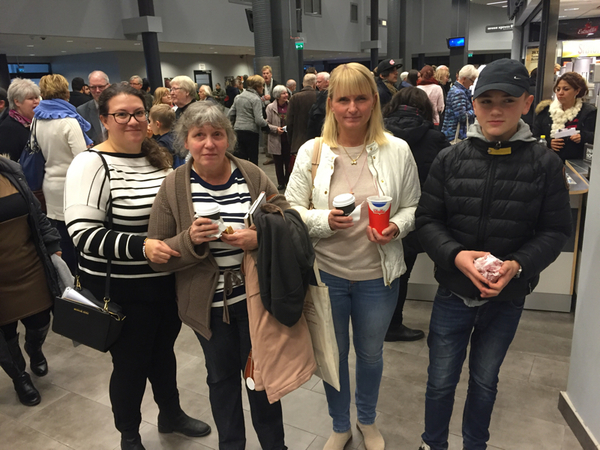 Fikapaus för Adriana Bassini Ståhl, Louisa Bassini, Åsa Hoffmann och Andre Hoffman. De är inte troende katoliker, men är här för att det är engångsföreteelse. "En häftig upplevelse", säger Adriana.