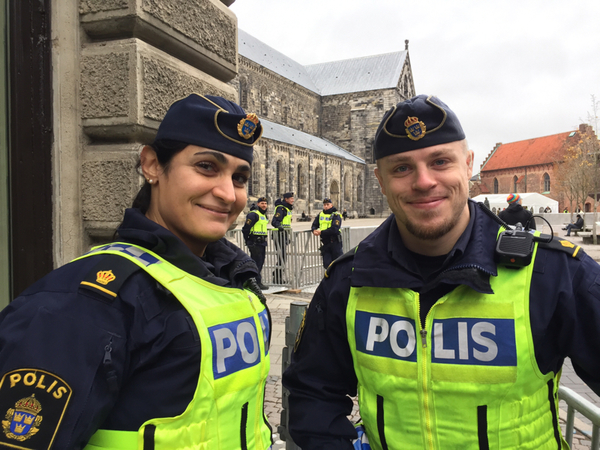 Det är inte bara besökare och journalister som rest till Lund. Även polisen har kallat in kollegor från andra delar av landet. Louise Frejdig och Jonas Karlsson jobbar annars i Sörmland. Idag står de vid avspärrningarna och visiterar alla som vill stå precis framför domkyrkan. 
- Alla kommenderingar är roliga. Den här också, säger Louise.