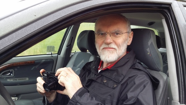 – Jag är här eftersom jag jag läste i tidningen en gissning att påven skulle övernatta i Igelösa, säger Alan Crozier som tagit bilen och kört till den skånska byn. Med sig har han en liten pocketkamera. Foto: Backa Elias Bondpä