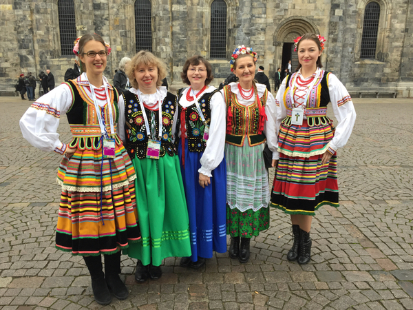 Globala kören ska sjunga under gudstjänsten i domkyrkan. Alla i kören har folkdräkter från sina hemländer. Maria, Anna, Barbara, Krystyna och Beata har alla sina rötter i Polen.