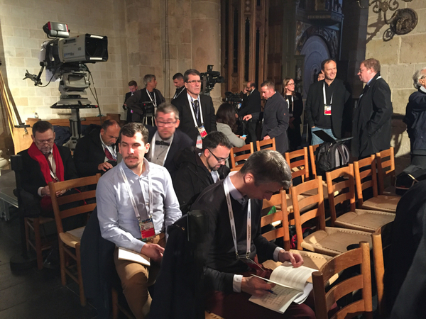 Och så börjar "the ladies and the gentlemen of the press" att samlas. Vi får sitta längst bak i kyrkan. Själv sitter jag precis vid mittgången så jag kommer att se påven jättebra när han kommer in.