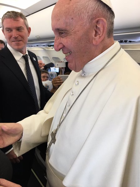 Påven hälsar på journalisterna. En viktig resa, säger han 

