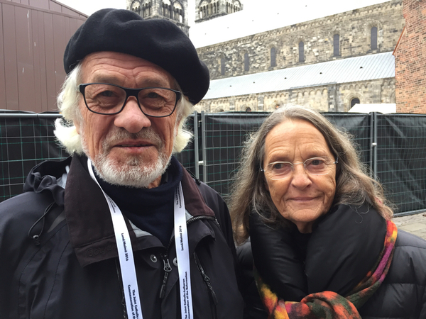 I vimlet möter jag påvens gode vän Carlos Luna som givetvis även han ska vara med i domkyrkan. 
- En speciell dag full av glädje, säger han och berättar att han ska träffa Franciskus privat ikväll. Men hur jag än försöker locka så vill han inte berätta var påven ska bo i natt. 
- Var det än är så är det där vi ses, säger han och skrattar.