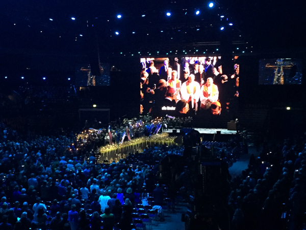 Gudstjänsten visas nu även på Malmö arena. Mäktig syn när alla i publiken reser sig upp.