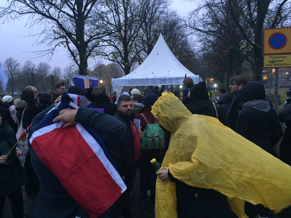 Insläppet öppnade redan klockan halv sju imorse. Strax innan klockan åtta togs den här bilden när många besökare redan var på plats vid första entrén, men trots det blev det väldigt trångt vid ingångarna.