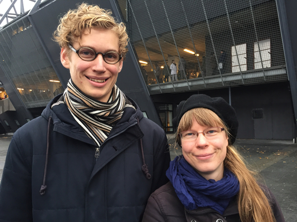 Johan Forsberg och Malin Kihlberg är båda troende även om de inte är katoliker.
- Det är ju en speciell grej. Det är klart att man vill vara här.
Malin hade gärna varit med på arenan igår också.
- Men man kan ju inte ta ledigt hur mycket som helst säger hon och skrattar.