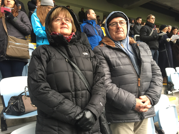 Ana och Juro Bosic från Gislaved följer mässan. De har klätt sig varmt för att inte frysa här på stadion.