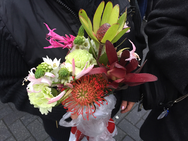 Morena Miranda Hernandez från Karlskrona har varit på plats i Malmö i två dagar för att följa påven. Med sig idag har hon blommor, som hon sedan ska ta med sig tillbaka till sin församling "Det är speciellt att ha haft med dem hit".