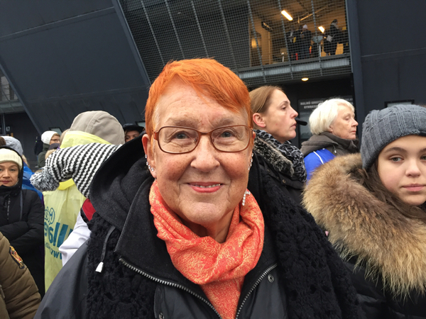 Kerstin Ternheim har rest med många andra i tre bussar från Göteborg. Hon har varit katolik i hela sitt liv och ser mest fram emot gemenskapen. 
- Som katolik kan man känna sig lite ensam i Sverige. Här är folk från många länder och när vi sjunger trosbekännelsen tillsammans känns det fantastiskt.