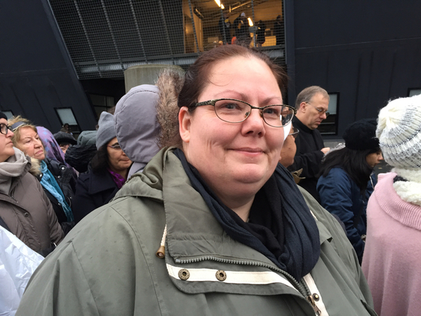 Jeanette Bergman väntade tålmodigt i kön.
- Jag är troende, även om jag inte är katolik utan prostestant.
- Det som hände igår var historiskt stort. Idag förväntar jag mig andlighet och må-bra-känsla.