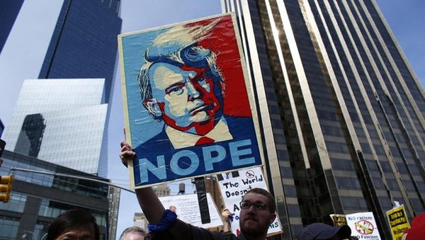 Amerikaner fortsätter att protestera mot Donald Trump. 
I morgon kl 12 planeras demonstrationer i New York, Chicago och flera andra städer. 