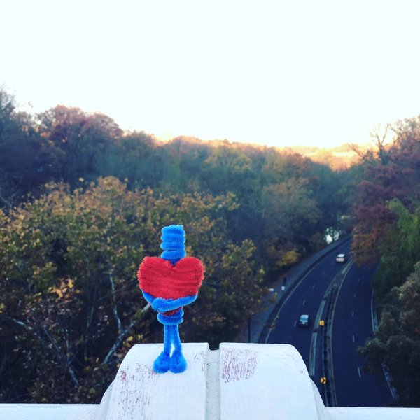 Kärlek till folket.
Någon har lämnat en liten hjärtgubbe på Massachusetts Avenue Bridge. 
Fredagspuss på er alla. 
Nu är vi snälla. ❤️ 