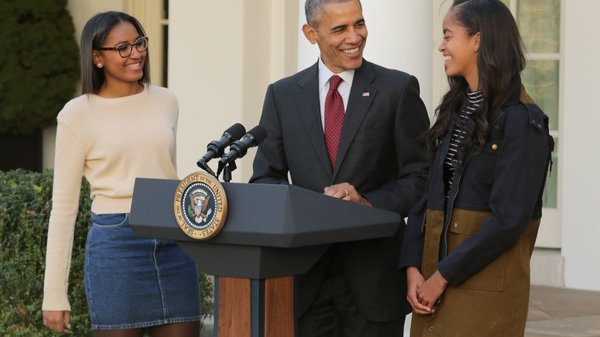 I en ny intervju berättar Barack Obama vad han sa till sina döttrar när det blev känt vem som ska efterträda honom. 
