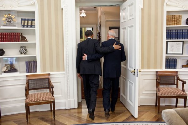 Obama och Biden har en 
Time har gjort en glad bildkavalkad över kärleken. 
