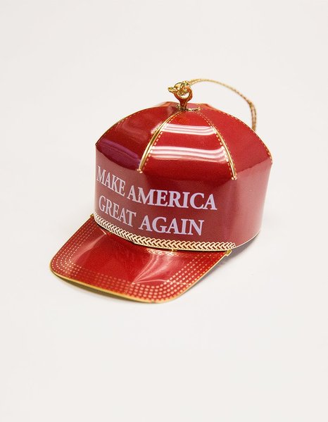Inte bara USA ska bli great again, även julen.
Trump säljer guldprydd version av kepsen på sin hemsida för 1440 kr.
