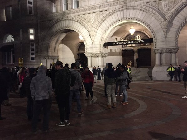 demonstranter börjar samlas utanför Trump International i Washington DC 