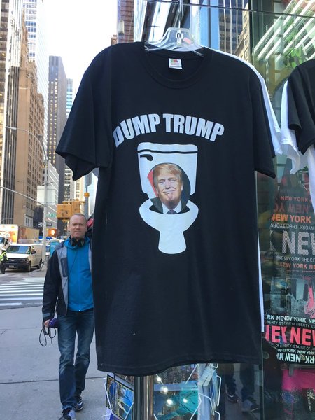 En av alla t-shirtar till salu på Manhattan. Har hittills inte sett några anti-Clinton-t-shirts här. Bara Trump. 