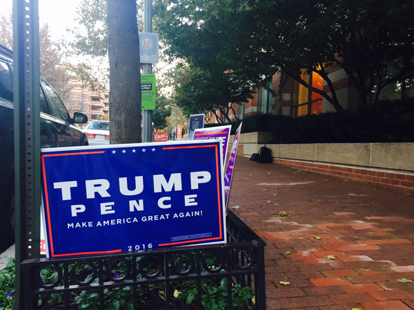 Och här har vi en av få Trump/Pence-skyltar vi stött på idag. Utanför en vallokal i centrala Washington.