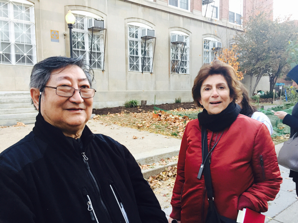 Joy Chambers och John Wang stod tidigt i kön till röstlokalen. Joy har kört långt för att komma hit, hon säger att hon är säkert på att DC röstar demokratiskt som de alltid gör, men han ändå svårt att hålla tillbaka tårarna när hon pratar om valet.

- Om Donald Trump vinner så kommer jag inte att gå upp imorgon. 

John Wang tycker att det ska bli spännande att se hur morgondagen blir, oavsett vem som vinner.

- Det här är helt olikt något annat val. Det enda man är orolig för är att det ska bli upplopp.