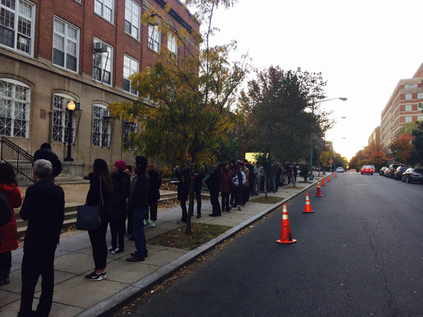 Lång kö utanför röstlokalen här i centrala Washington DC.