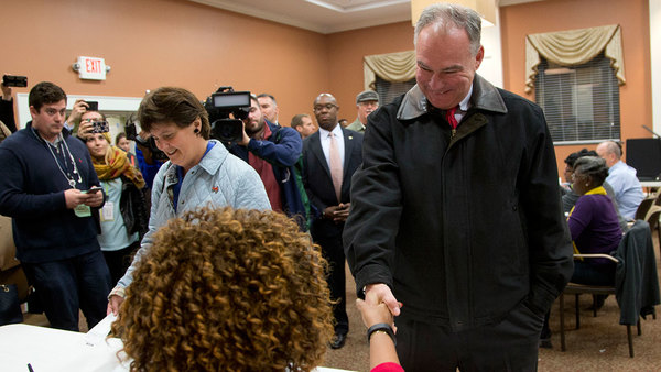 Demokratiska vice presidentkandidaten Tim Kaine röstar i Richmond, Virginia. Här hälsar han på en valarbetare.