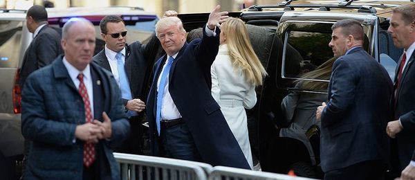 Det blev en snabb och effektiv sorti för Donald Trump efter att han röstat på Manhattan för en liten stund sedan. En liten vinkning och sedan hopp in i bilen, omgiven av ett tungt säkerhetspådrag.