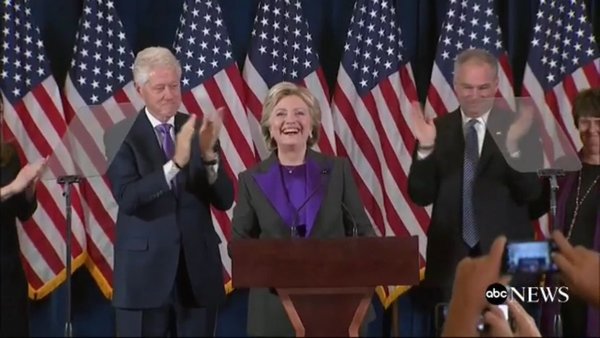 "Jag vet att vi inte har krossat det där högsta glastaket än, men snart, förhoppningsvis väldigt snart, kommer någon göra det."
- Clinton 