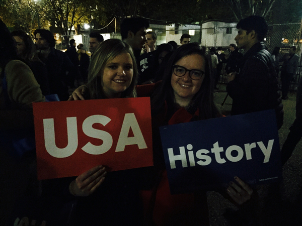 Darcy och Annie har nåtts av uppgifterna att det ser ut som att Trump blir deras nästa president. De är besvikna.

- Vi är besvikna över att Michigan, som varit blått, är inblandade i det här. Men vi tänker kämpa på oavsett vad - USA är fantastiskt även om Donald Trump är president.