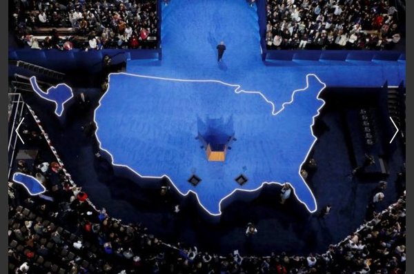 På den här scenen planerade Hillary Clinton att stå i morse, i mitten av USA. Istället håller hon förlorartal om 1h och 10 minuter. 