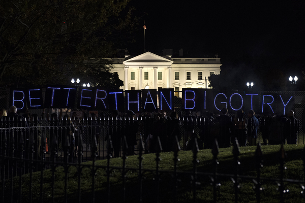 Protester från rörelsen Avaaz utanför Vita huset efter Trumps seger.