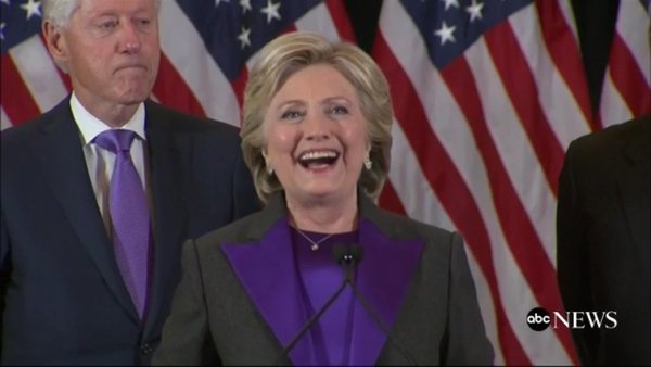 CNN diskuterar varför makarna Clinton bar lila.
"Sorgens färg."
"Blanda rött & blått = lila."
"Suffragetternas färg." 