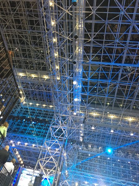 Glastaket i Javits Center.
Clinton har ju sagt att seger vore att "break the biggest glass ceiling". Får hoppas att det ej är bokstavligt. 