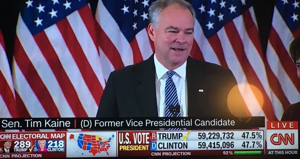 "Jag är så stolt över Hillary Clinton", säger en märkbart rörd man som inte blir USA:s vicepresident.
Tim Kaine introducerar Clinton. 