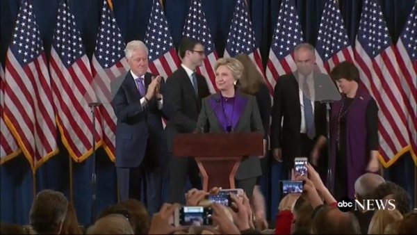 "Donald Trump kommer att bli vår president. Vi bär ett ansvar för att demokratiska val har fredlig övergång, det ska vi försvara."
- Clinton 
